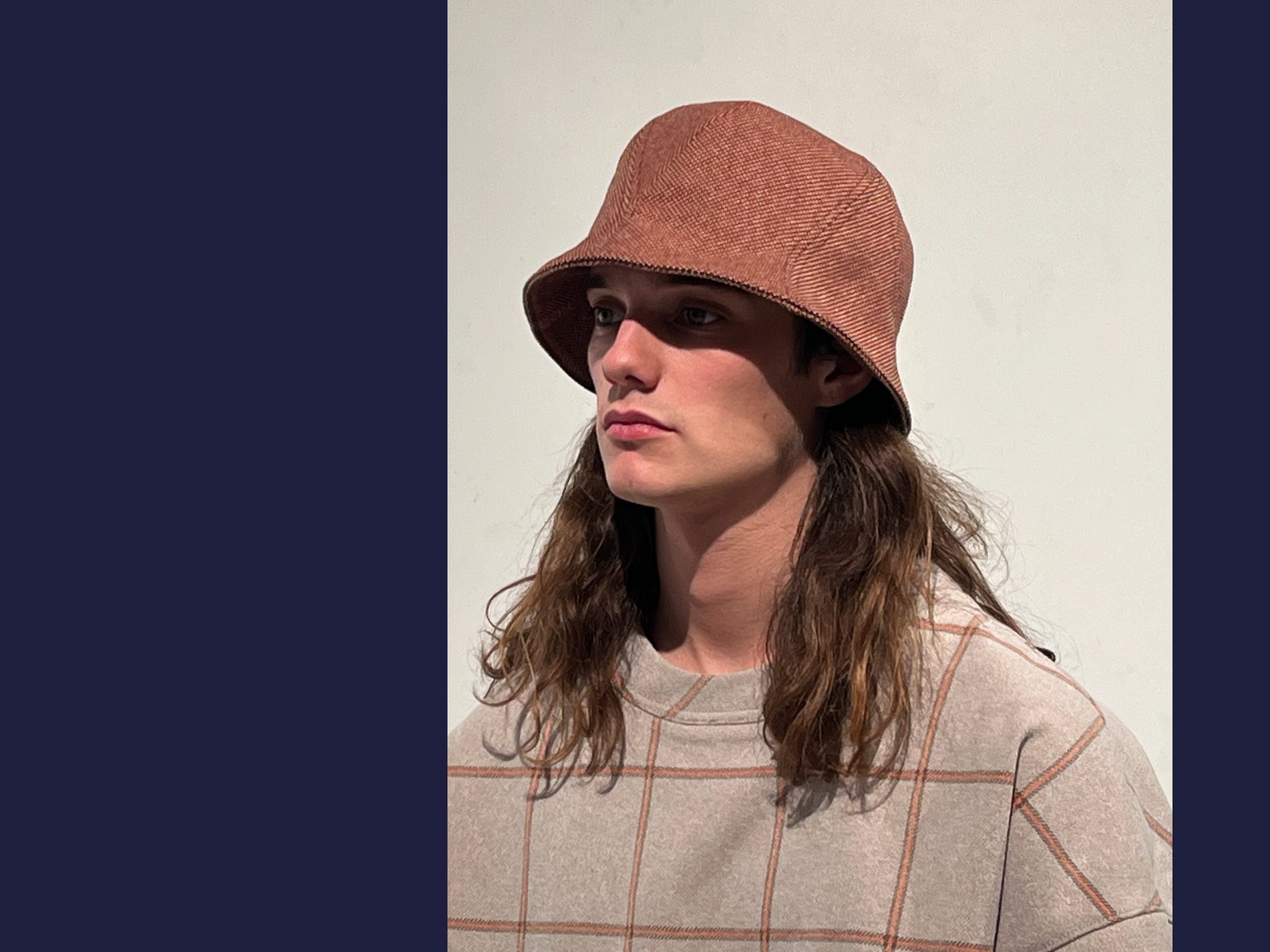 Martin is wearing a Le Panache Paris© bucket hat N°122 made in France with Parcel Loop fabric from Gabriel © 100% recyclable polyester