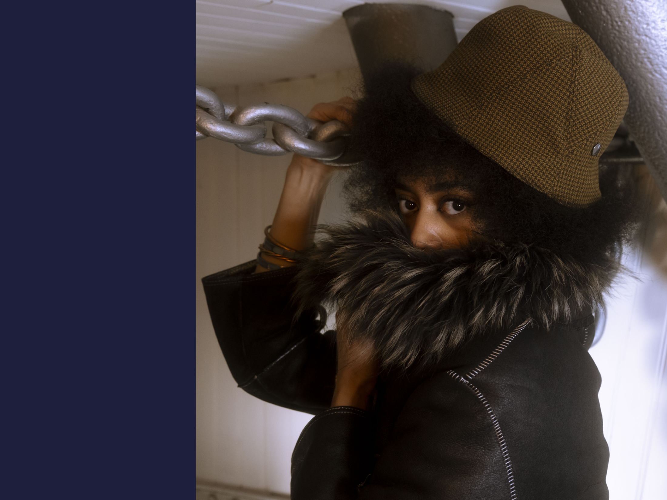 N°101_Trevira cs coffee brown Boby_Le Panache Paris© Sam is wearing a Le Panache Paris© bucket hat made in France with Go Couture_61143, Gabriel© brand fabric, 100% Trevira cs, brown houndstooth pattern on a coffee background.