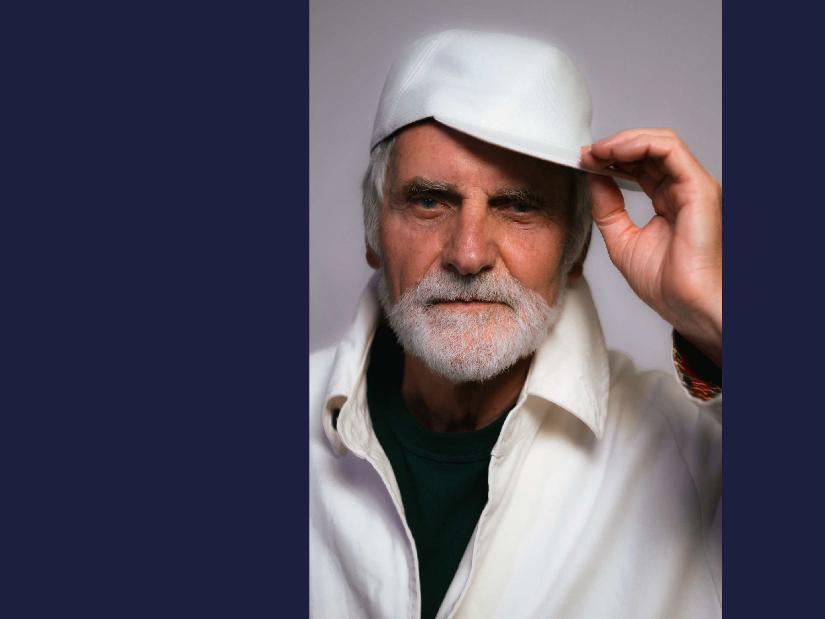 N°109_White twill cap_Le Panache Paris© Benoit is wearing a Le Panache Paris© cap made in France with 100% cotton white twill.