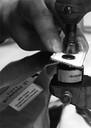 Le Panache Paris - Fabrication à la main : pose bouton pression Le Panache Paris - Fabrication à la main : pose bouton pression
